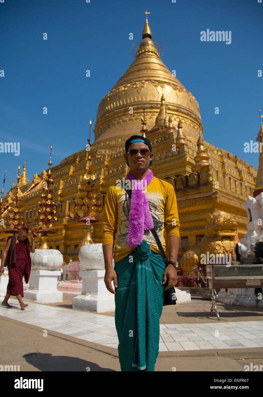 Burmesische Tourist In Shwe Zigon Paya goldenen Tempel, Bagan, Myanmar Stockfoto