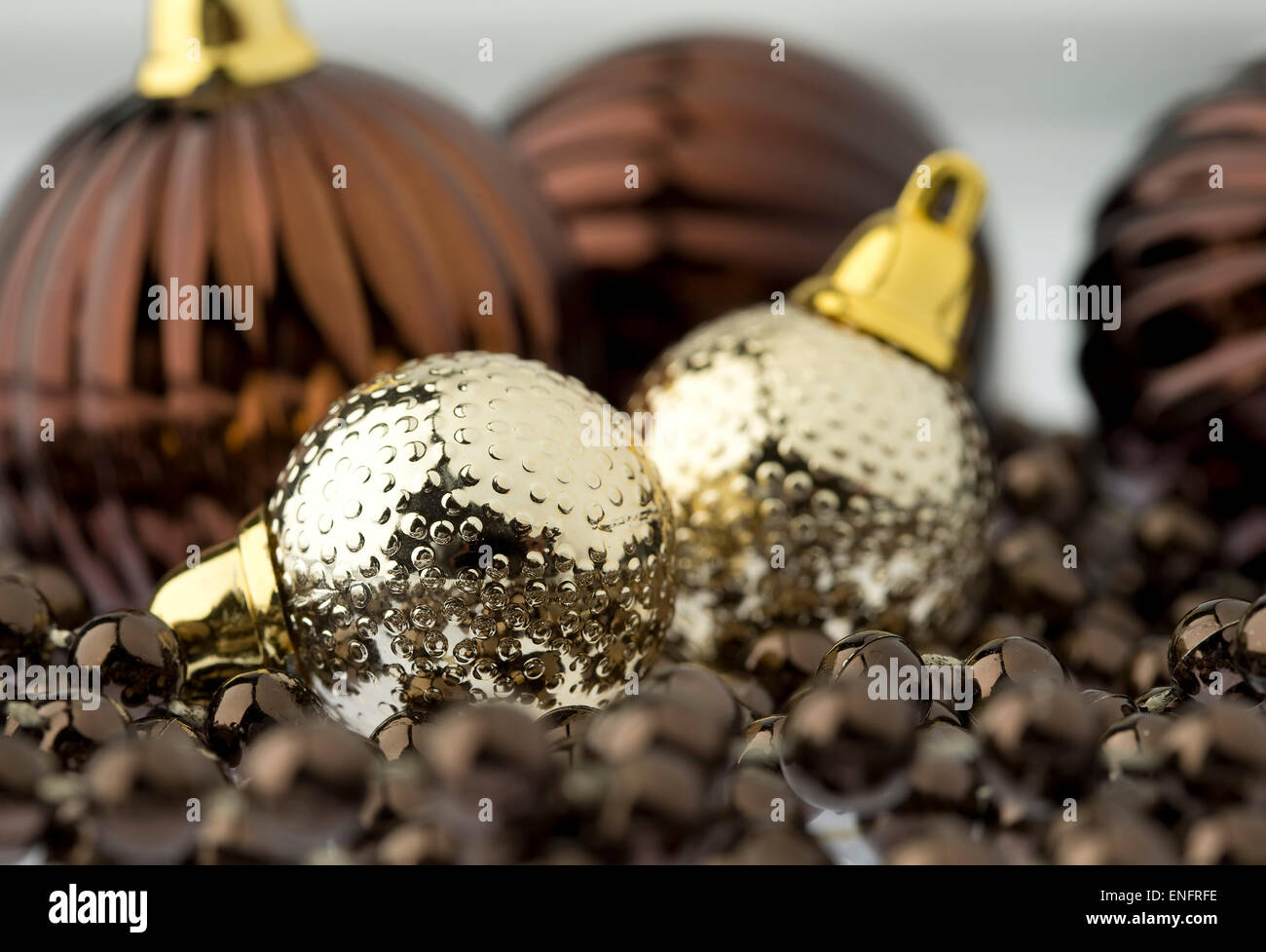 Weihnachten-Perlen und Weihnachtskugeln Stockfoto