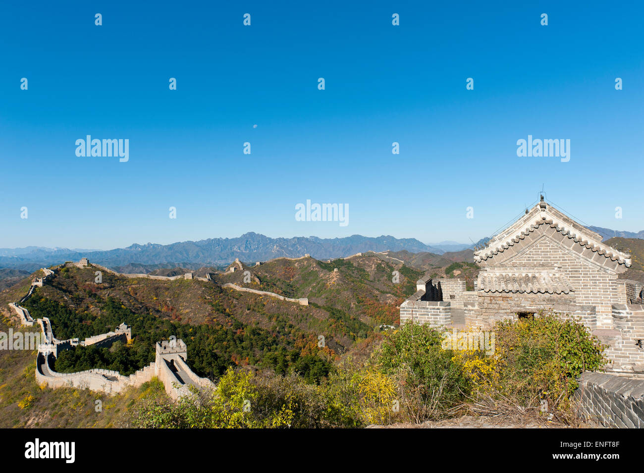 Great Wall Of China, historische Grenzfeste, restauriert mit Wachtürmen, windet sich über Bergrücken Stockfoto