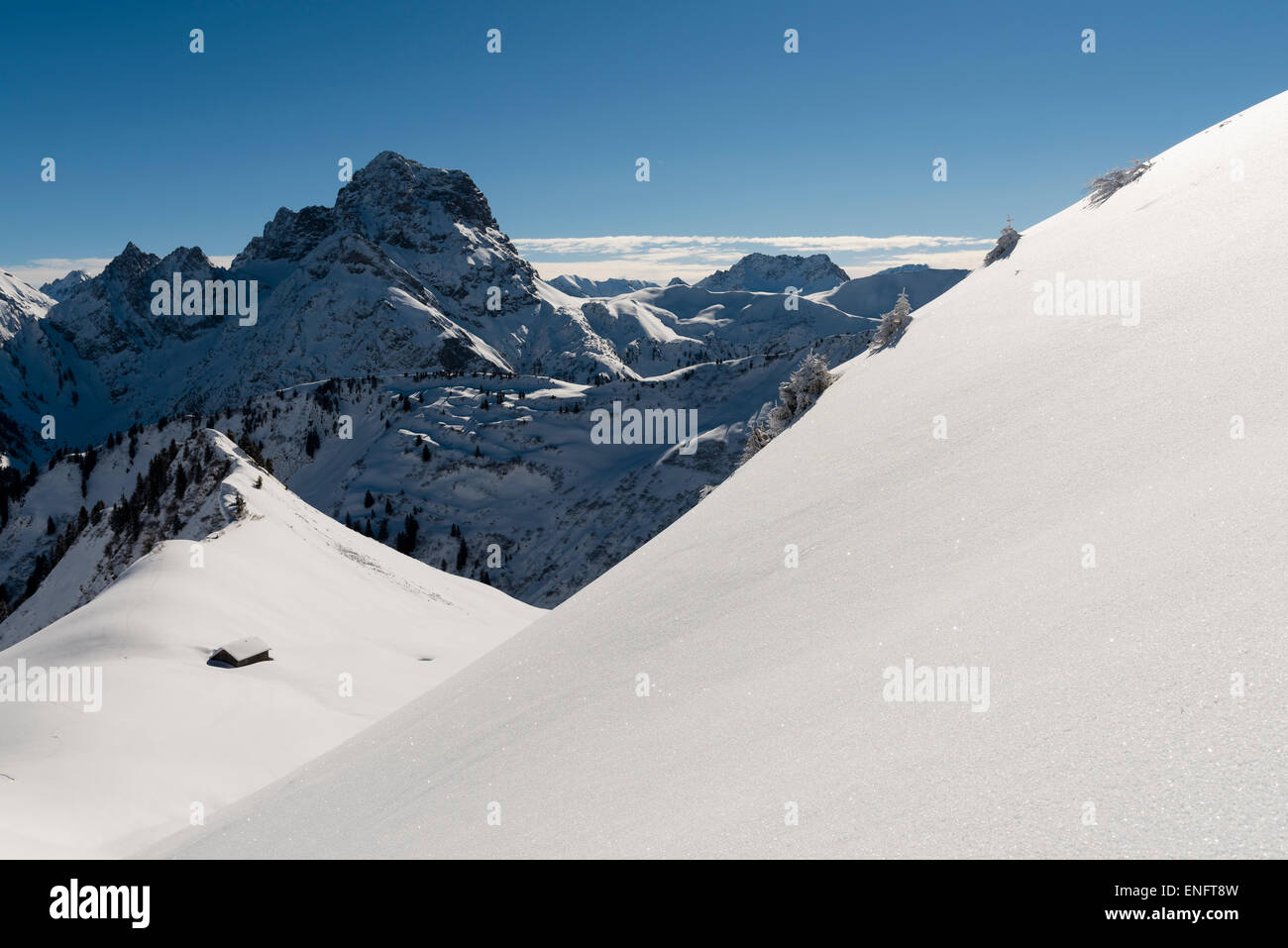 Schneebedeckte Gipfel der Widderstein, Baad, Kleinwalsertal, Vorarlberg, Österreich Stockfoto