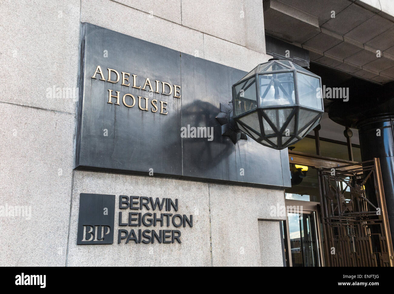 Namensschild am Eingang Adelaide House, London Bridge, London EG4 Hauptsitz Niederlassungen der International tätigen Anwaltskanzlei Berwin Leighton Paisner (BLP) Stockfoto