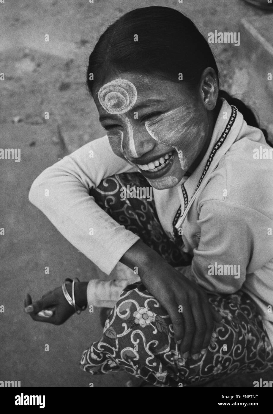 Frau lächelnd mit Thanaka, Yangon, Myanmar Stockfoto