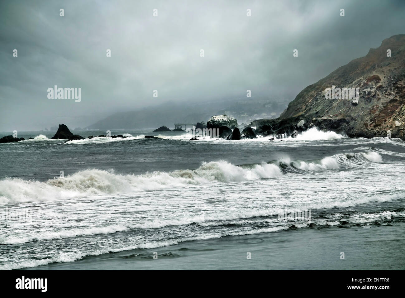 Große Welle stürzt an der Küste. Küste des Pazifischen Ozeans in Kalifornien Stockfoto