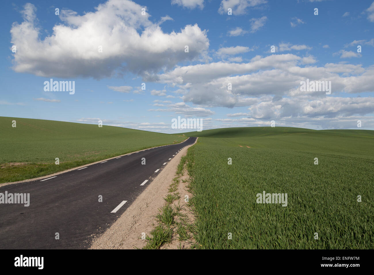 Eine gerade Straße, die seinen Weg zwischen den beiden Hügeln findet Stockfoto