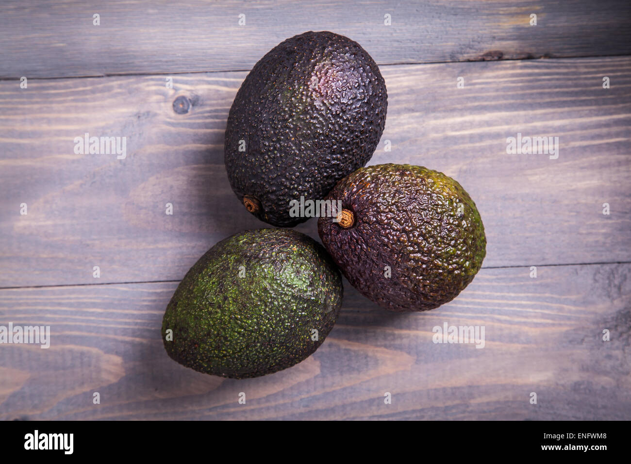 Avocado auf einem grauen Tisch Stockfoto