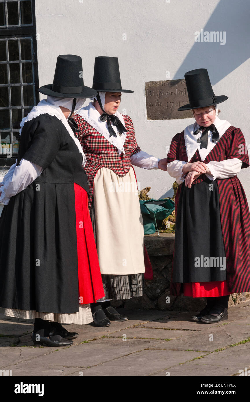 Frauen in traditionellen walisischen Zeitraum Kleid bei Llanover Hall, Abergavenny, Wales, UK. Stockfoto