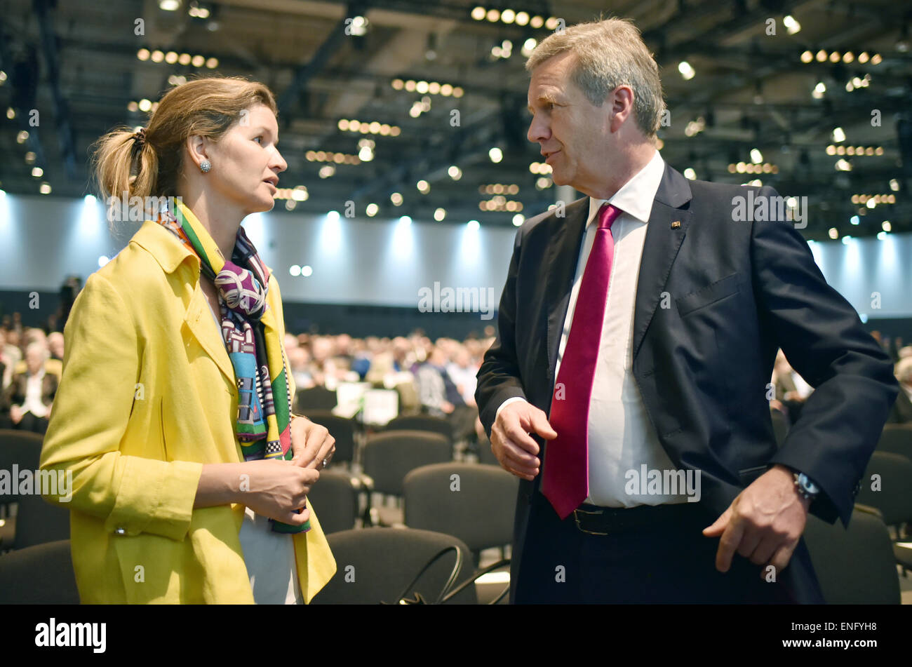 Hannover, Deutschland. 5. Mai 2015. Melanie Wenckheim, eine Tochter des VW-Aufsichtsratsmitglied H. M. Piech und ehemalige Bundespräsident Christian Wulff Stand bei der Volkswagen AG Hauptversammlung auf dem Messegelände in Hannover, Deutschland, 5. Mai 2015. Foto: OLE SPATA/Dpa/Alamy Live-Nachrichten Stockfoto