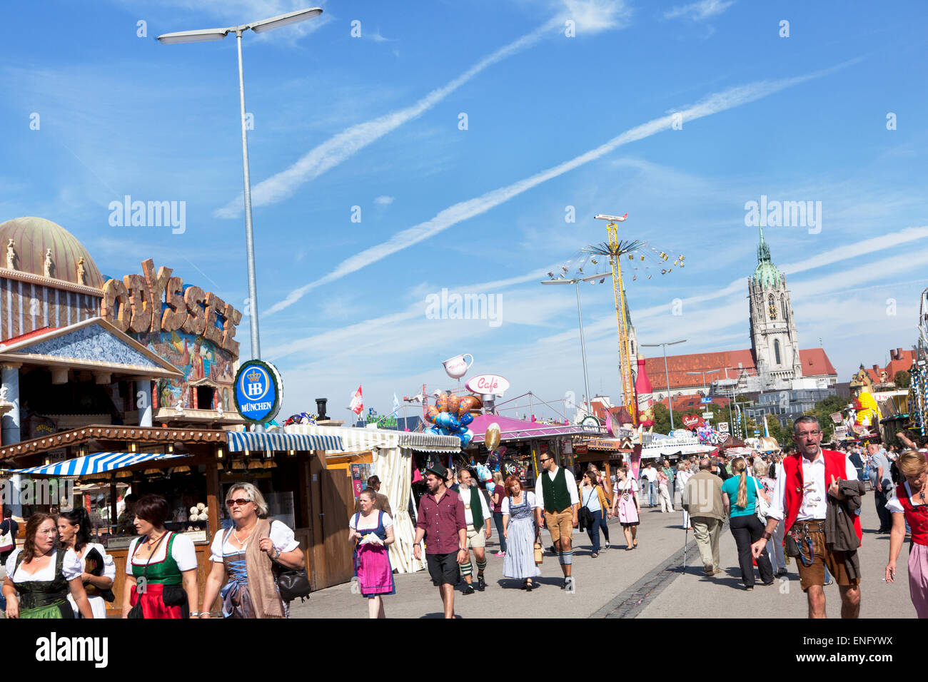 Besucher gehen bei schönem Wetter auf der Wiesn Octoberfest Stockfoto
