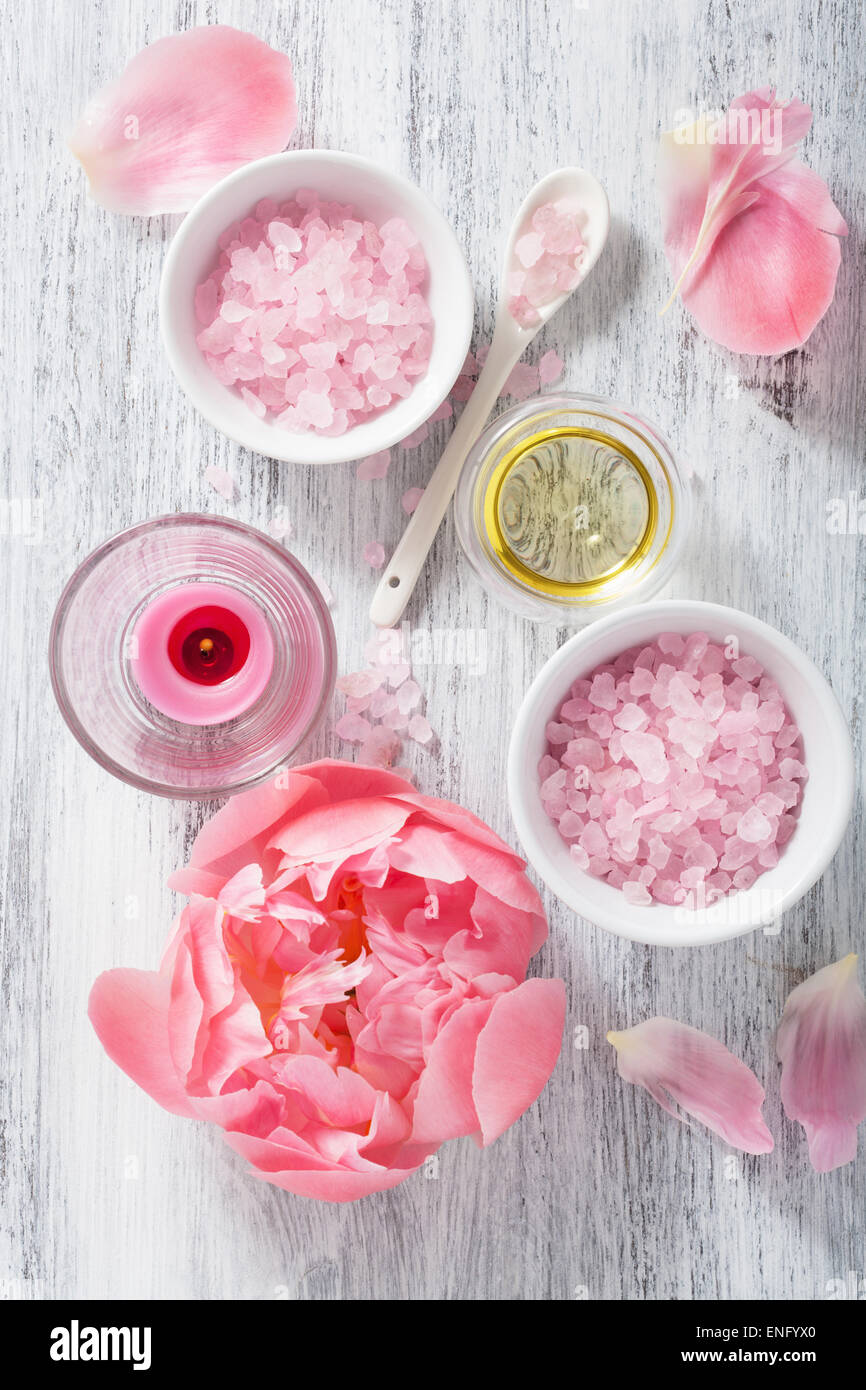 rosa Blume Salz Pfingstrose ätherisches Öl für Wellness und Aromatherapie Stockfoto