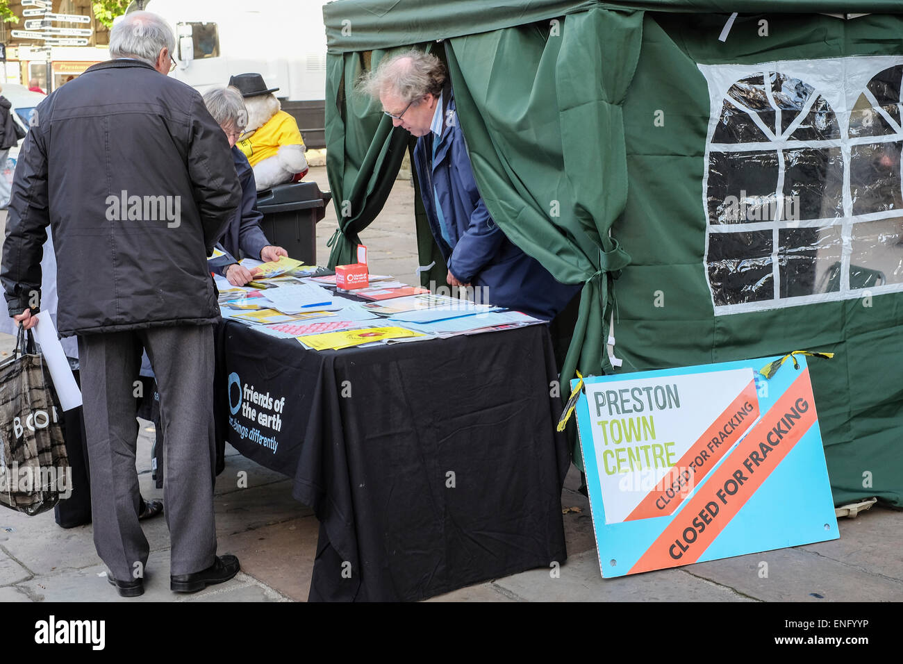 Anti-Fracking Aktivisten geben Sie Informationen in Preston, Lancashire Stockfoto