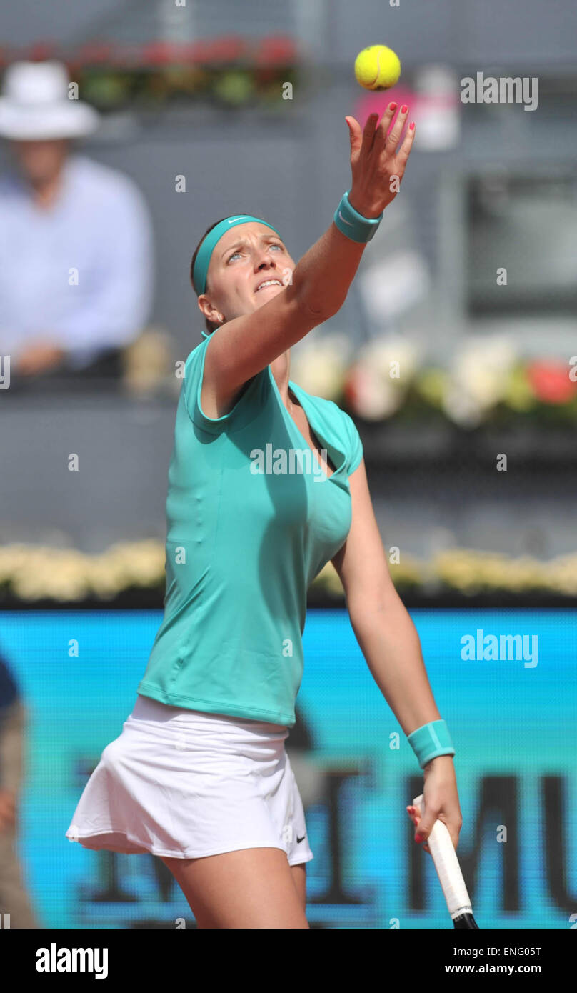 Madrid, Spanien. 5. Mai 2015. Tschechischer Tennisspieler Petra Kvitova dient während des Spiels gegen US-Tennisspieler Coco Vandeweghe tagsüber vier der Madrid Open Turnier in Madrid, Spanien, am 5. Mai 2015. Kvitova gewann 2: 1. Bildnachweis: Xie Haining/Xinhua/Alamy Live-Nachrichten Stockfoto