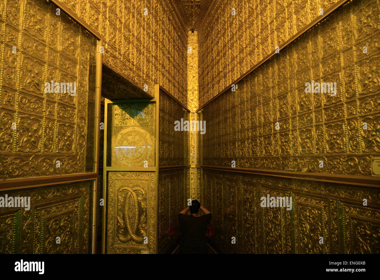 Ein Mann, der betet am Botataung Paya, einer der wichtigsten Tempel Yangons. Im Gegensatz zu den meisten Stupas, die solide sind, ist die Botataung hohl, bestehend aus ein Labyrinth von gespiegelten golden Galerien. Obwohl es keine offizielle Hauptstadt des Landes ist, bleibt Yangon Myanmar größte und kommerziell wichtige Stadt, mit einer Bevölkerung von mehr als 5 Millionen. Seit den Wahlen 2010 haben Yangons Vermögen zusammen mit seiner Bodenpreise sprunghaft angestiegen. Dennoch sind Jahrzehnte dauernden Stagnation in Slums, Shanty Gehäuse und Infrastruktur der Stadt noch spürbar. (Foto von Laura Chiesa/Pacific Press) Stockfoto