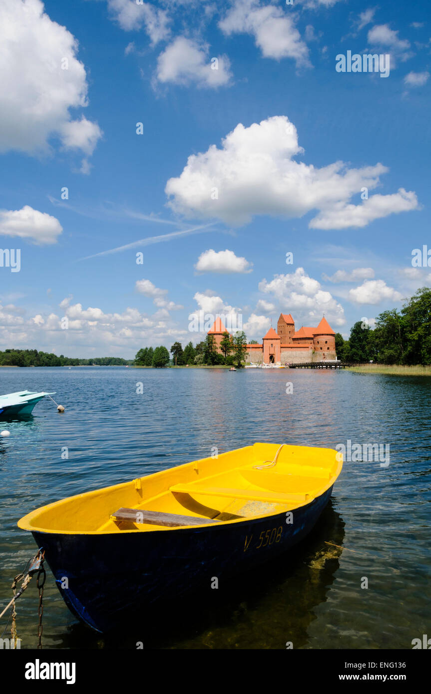 Ein gelbes Boot mit der Burg Trakai im Hintergrund, Litauen Stockfoto