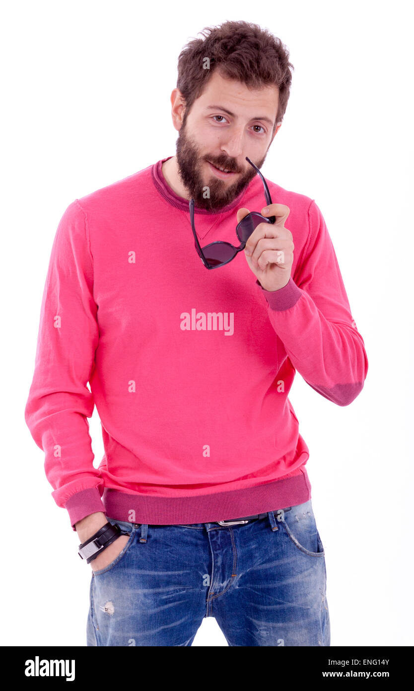 Lächelnd jungen Mann mit Bart posiert mit einem rosa t-Shirt Stockfoto