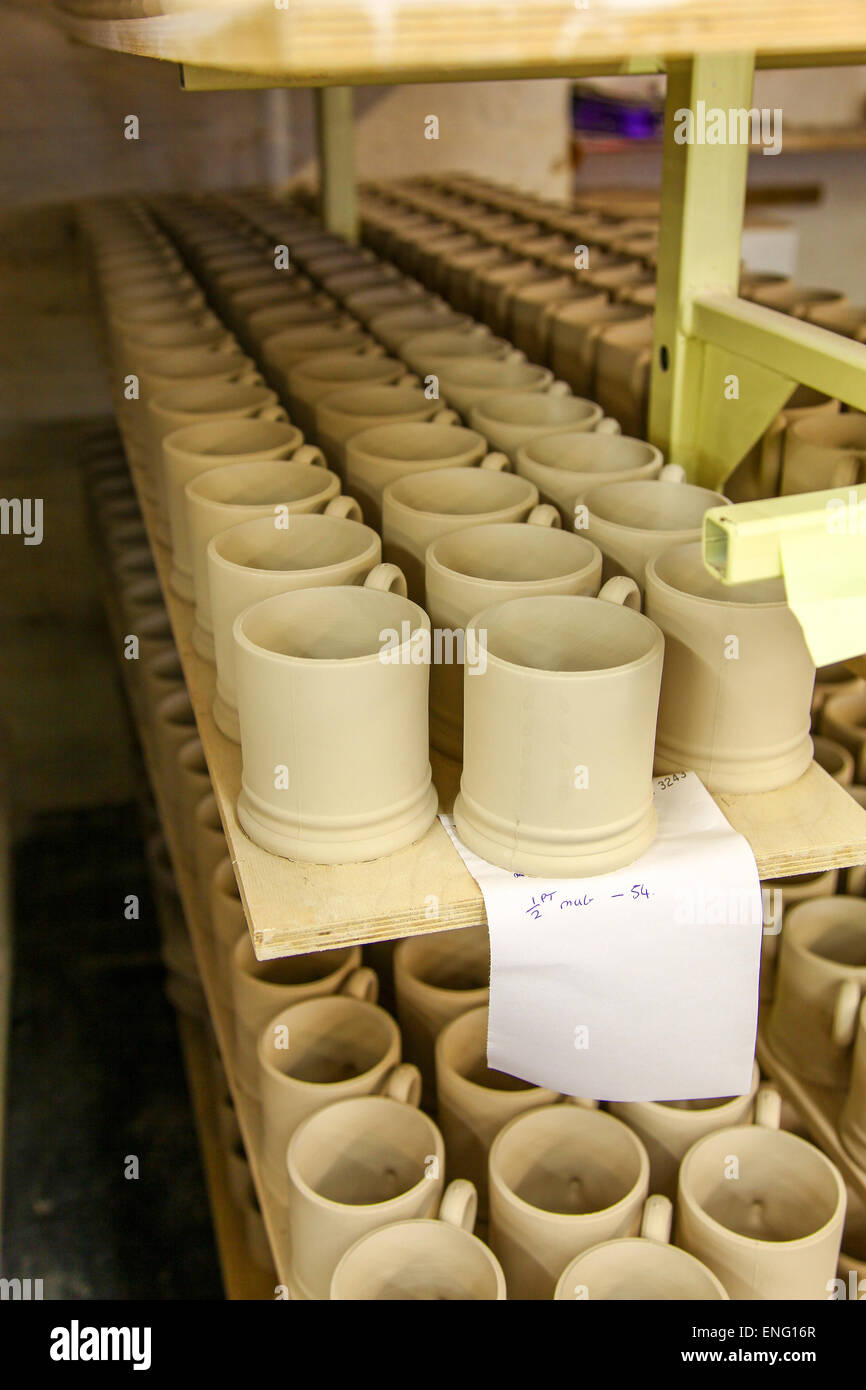 Unfettled (Ecken), unglasiert und ungebrannten halbes Pint Tassen in der Emma Bridgewater Keramikfabrik Stoke-on-Trent Stockfoto