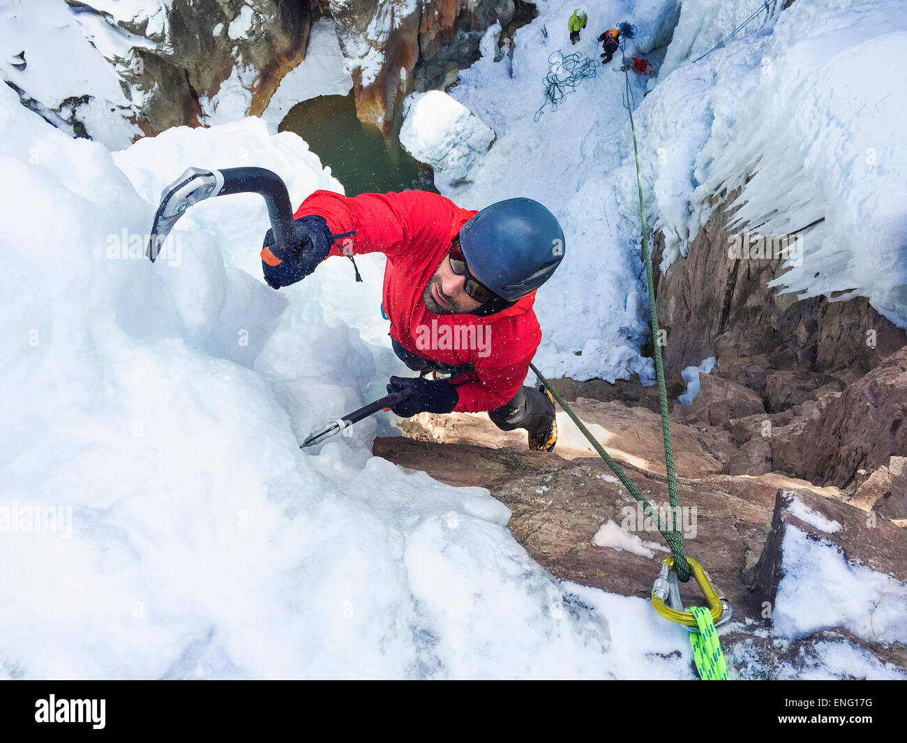 Erhöhte Ansicht des kaukasischen Mann Eisklettern mit Haken - Smartphone-aufgenommenes Stockfoto