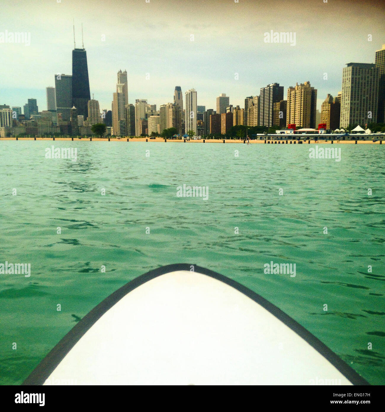 Paddleboard in Richtung Chicago City Skyline, Illinois, Vereinigte Staaten von Amerika Stockfoto