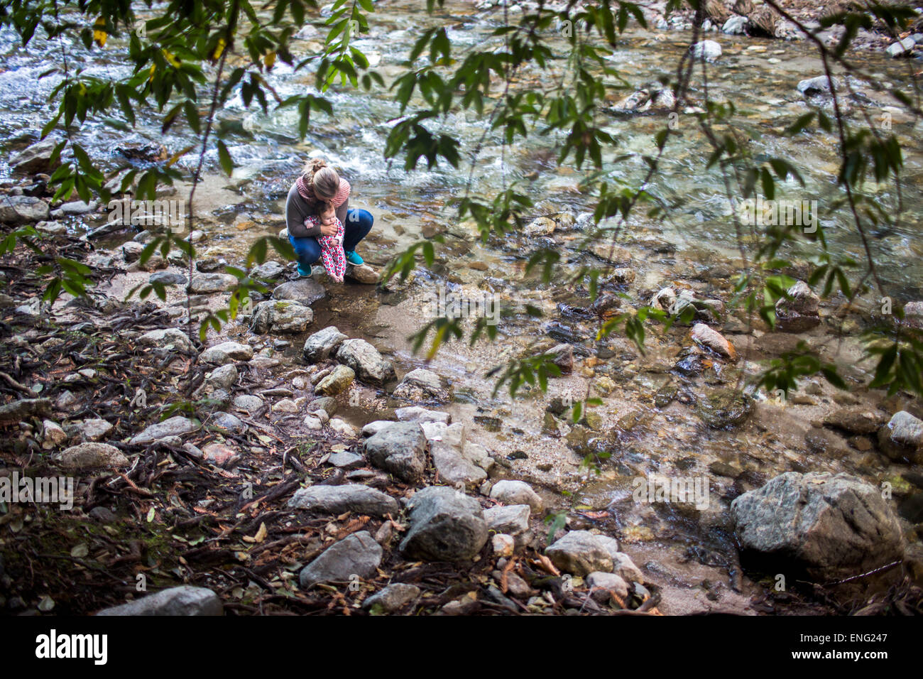Erhöhte Ansicht des kaukasischen Mutter und Baby in Rocky river Stockfoto