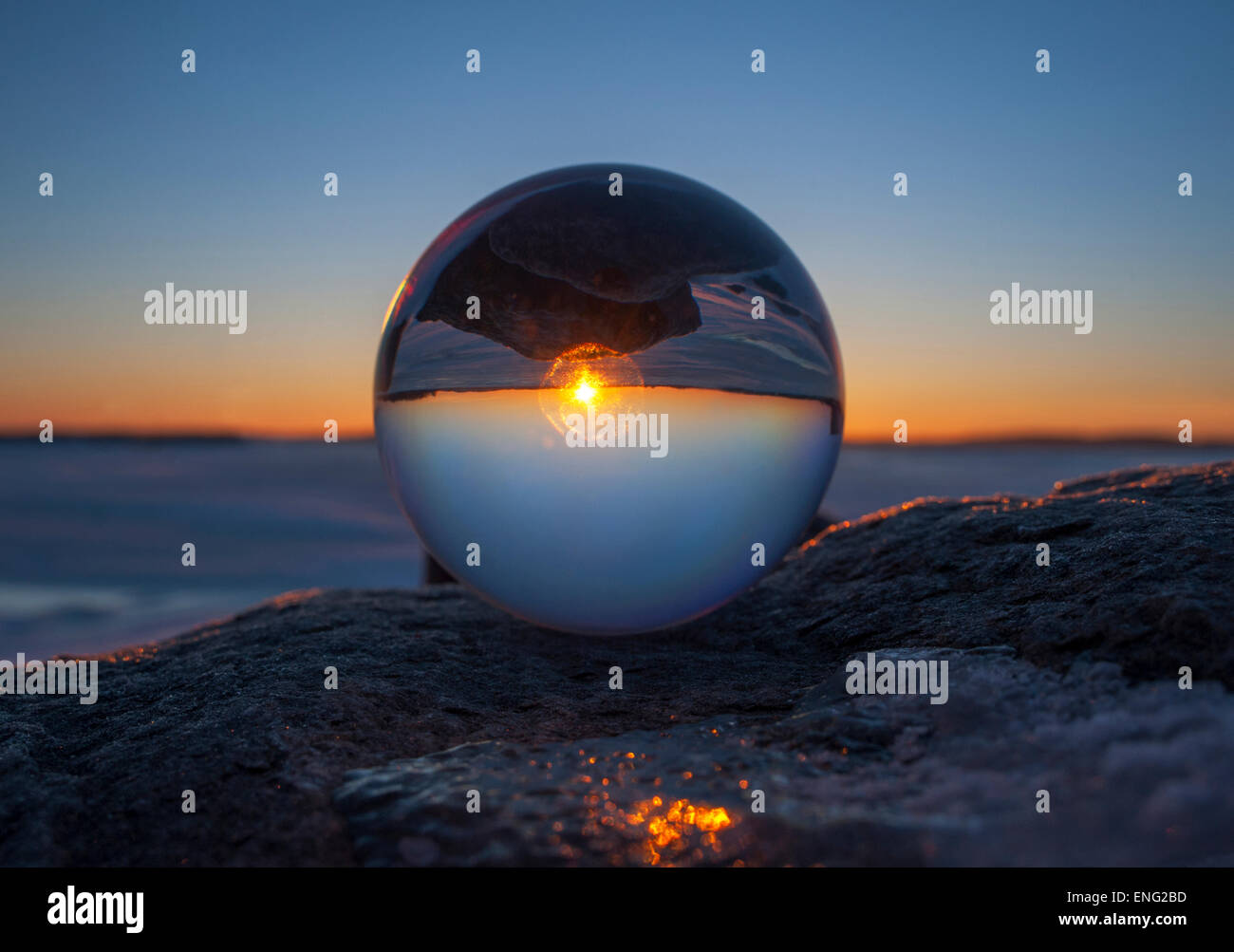Nahaufnahme von Sonnenuntergang Horizont invertiert in Glaskugel Stockfoto