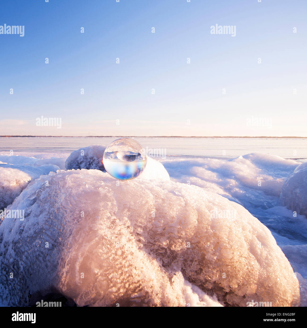 Glaskugel auf gefrorenen Felsformationen Stockfoto