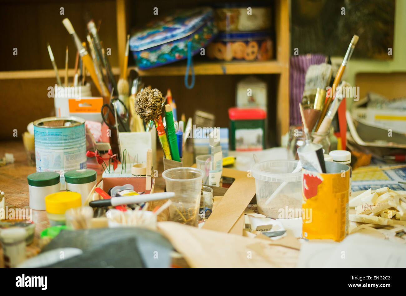 Pinsel, Stifte und Malwerkzeuge auf Atelier Schreibtisch Stockfoto