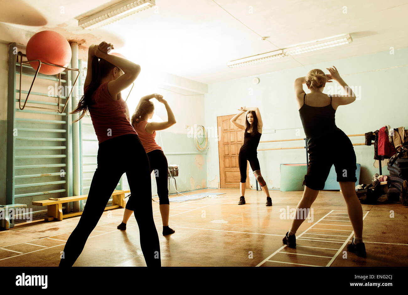 Kaukasische Tänzer Proben im Fitness-Studio Stockfoto