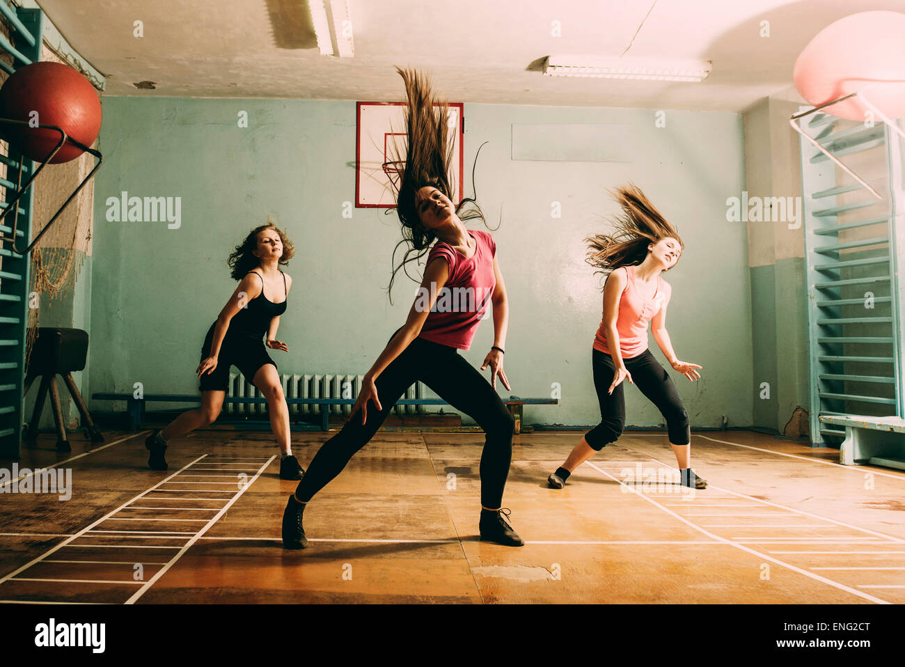 Kaukasische Tänzer Proben im Fitness-Studio Stockfoto