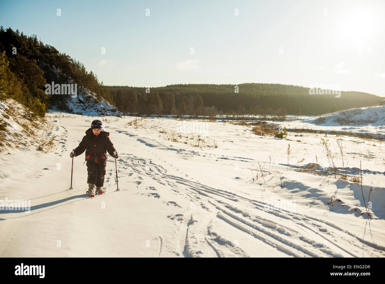 Kaukasische junge Langlaufen im verschneiten Feld Stockfoto