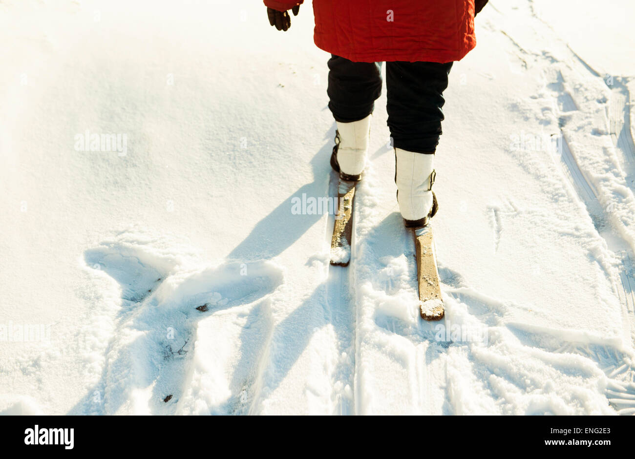 Kaukasische Frau Langlaufen im verschneiten Feld Stockfoto