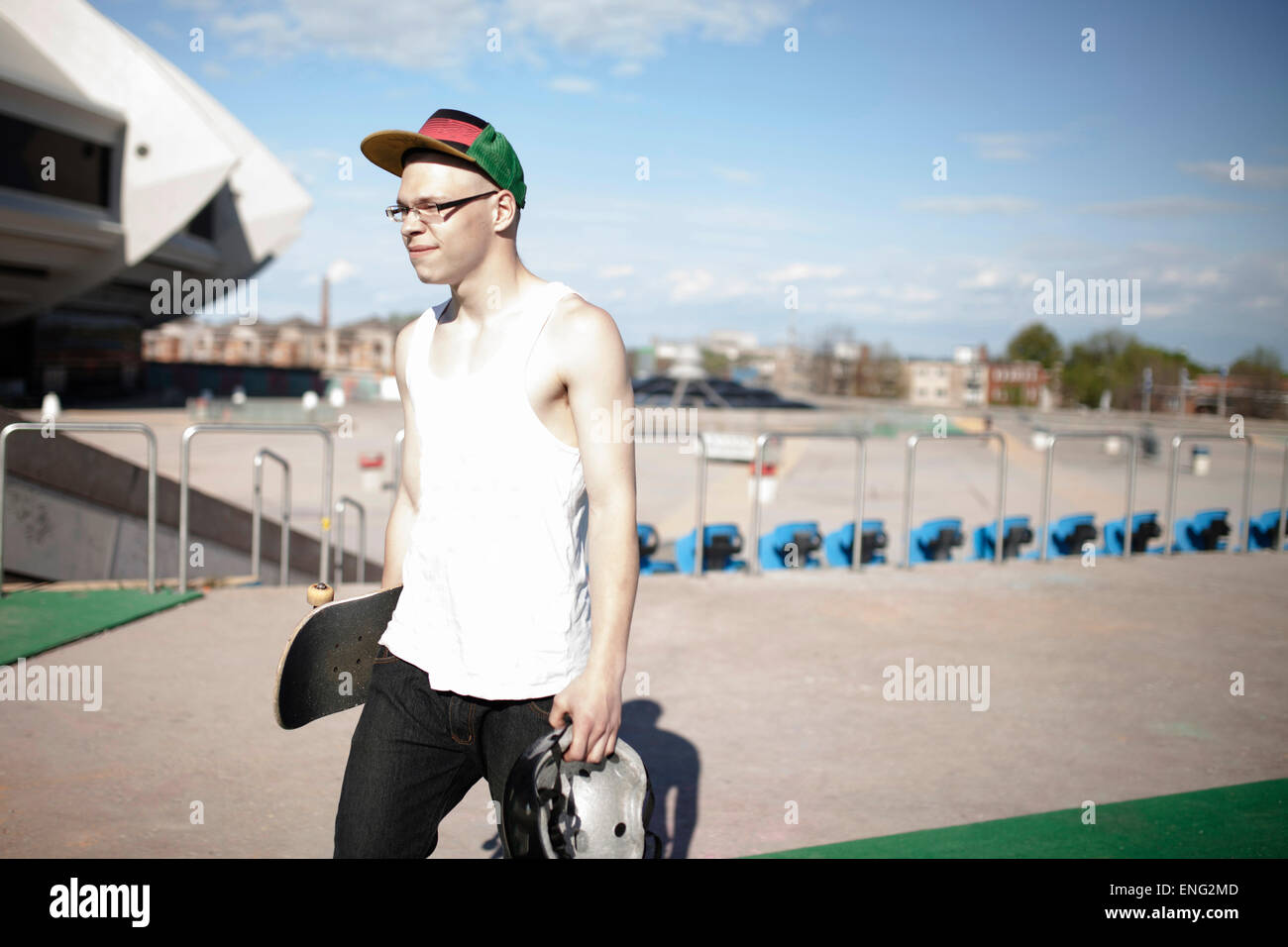 Kaukasischen Mann mit Skateboard in der Nähe von Stadion Stockfoto