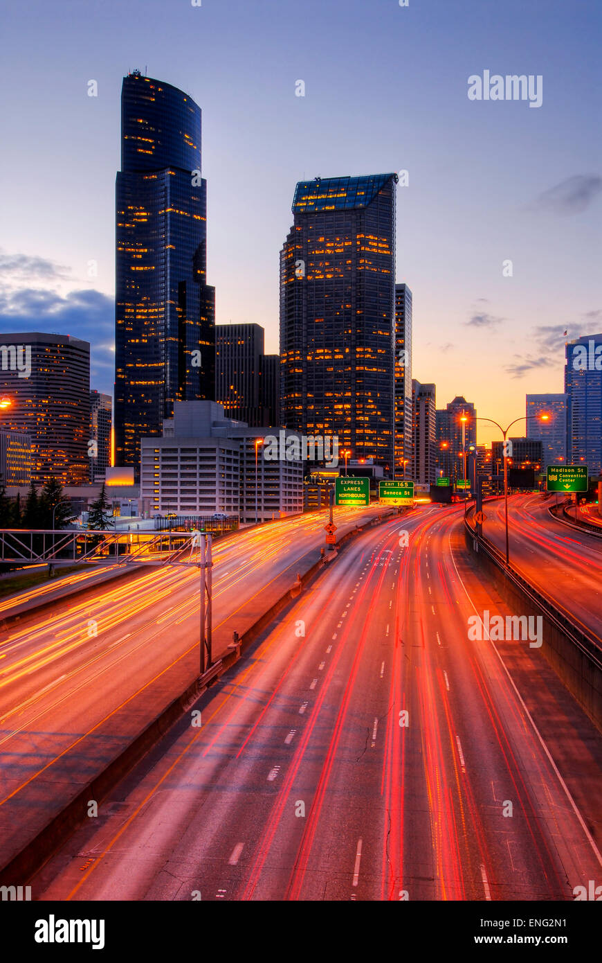 Langzeitbelichtung Blick auf Verkehr fahren auf Stadtautobahn, Seattle, Washington, Vereinigte Staaten von Amerika Stockfoto