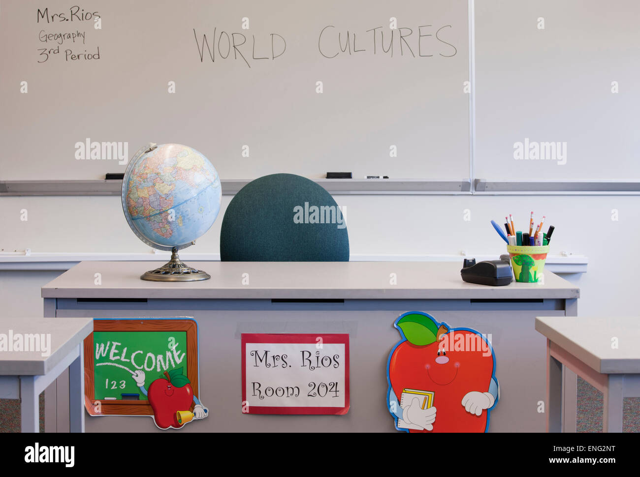 Leerer Schreibtisch Der Lehrer Im Klassenzimmer Stockfotografie Alamy