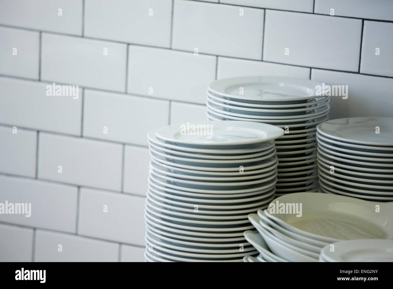 Nahaufnahme von gestapelten Platten in Küche Stockfoto