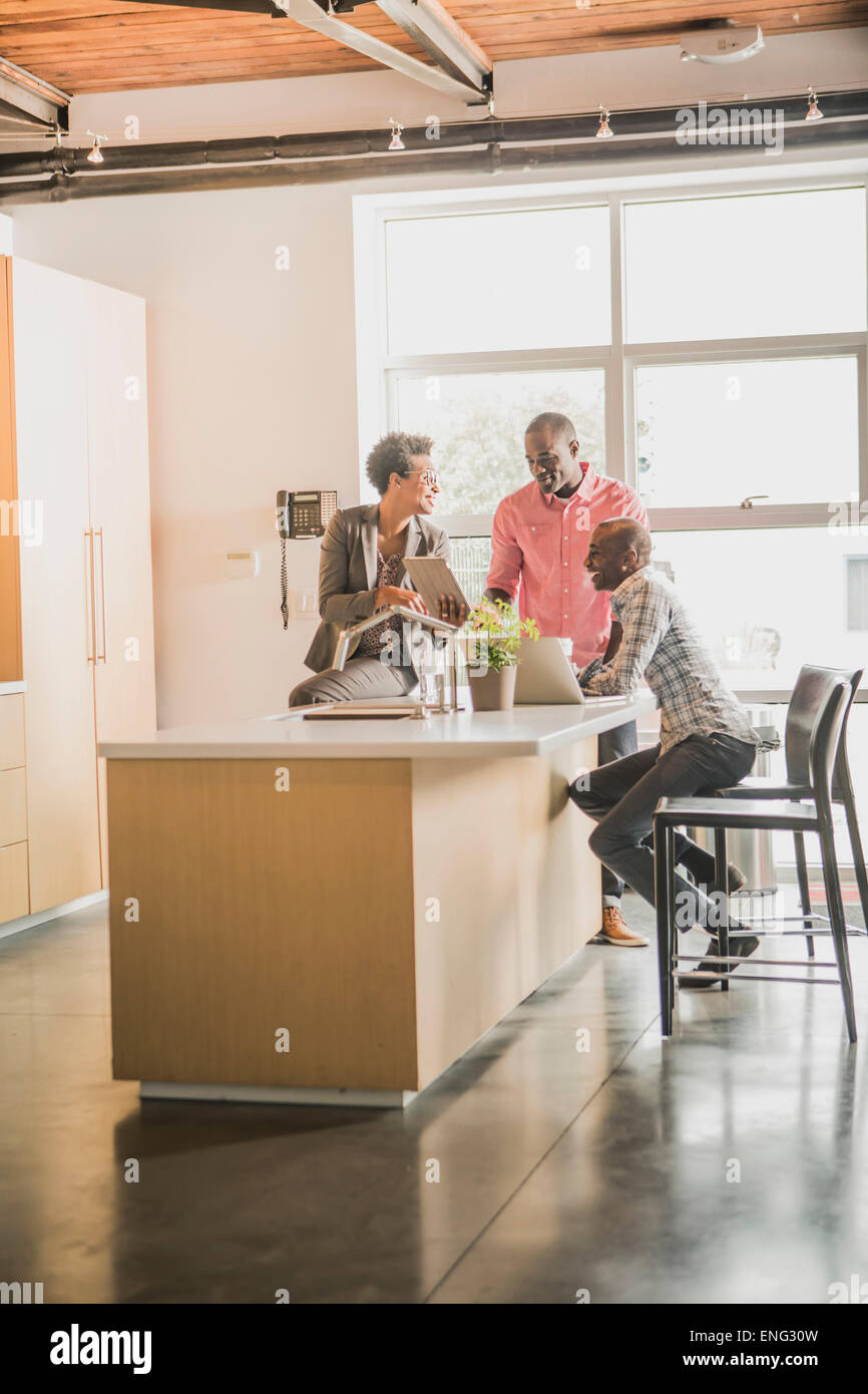 Entspannende Geschäftsleute im Büro Küche Stockfoto