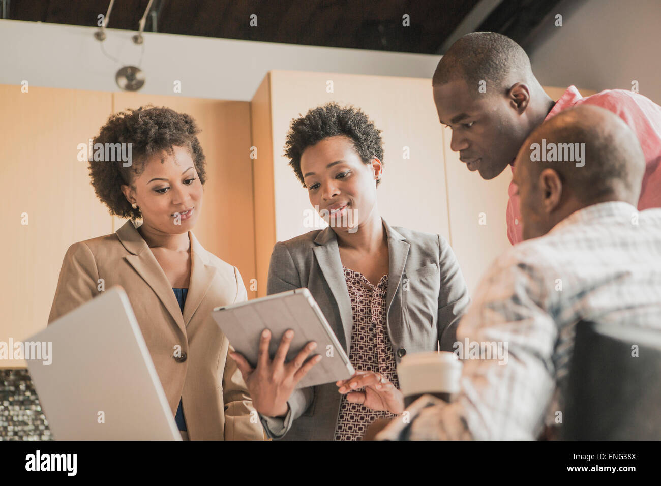 Geschäftsleute, die mit digital-Tablette im Büro Küche Stockfoto