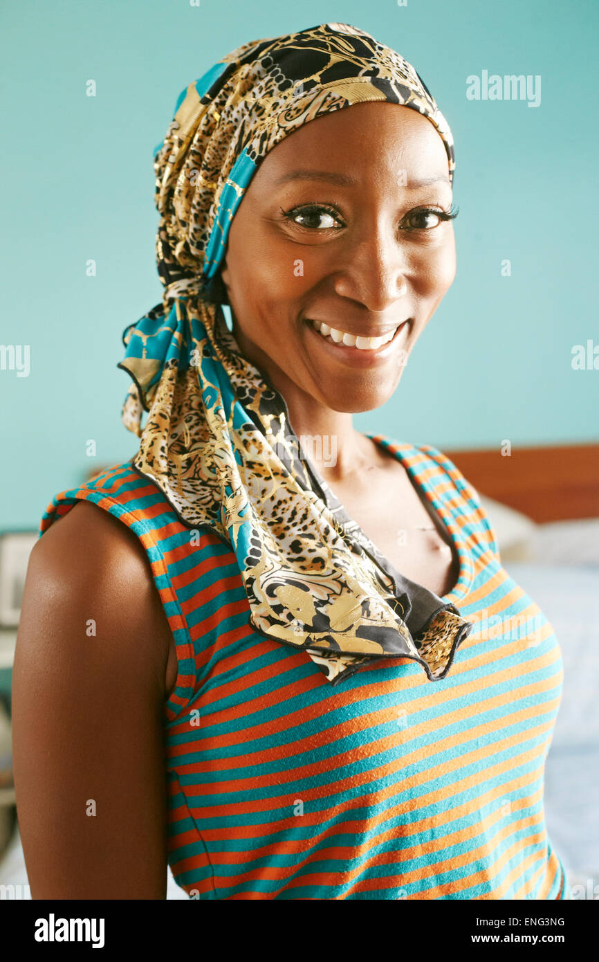 Lächelnde afrikanische amerikanische Frau, die Kopftuch tragen Stockfoto