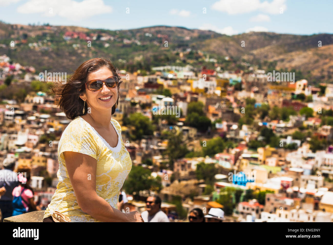 Hispanic Frau auf malerischen Dachterrasse Stockfoto