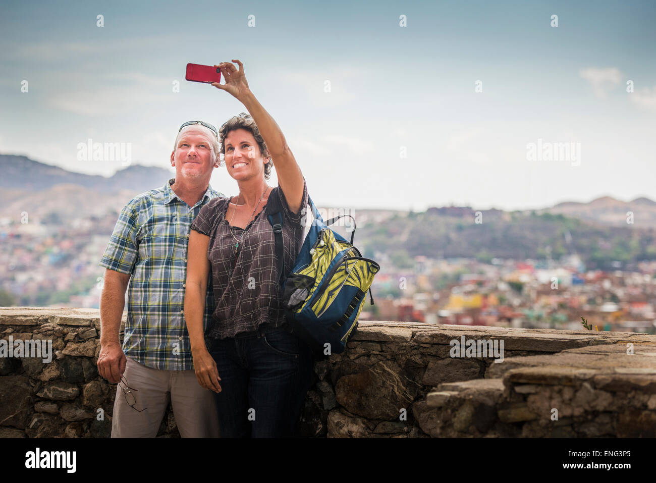 Kaukasische paar fotografieren Handy zusammen auf Dach Stockfoto