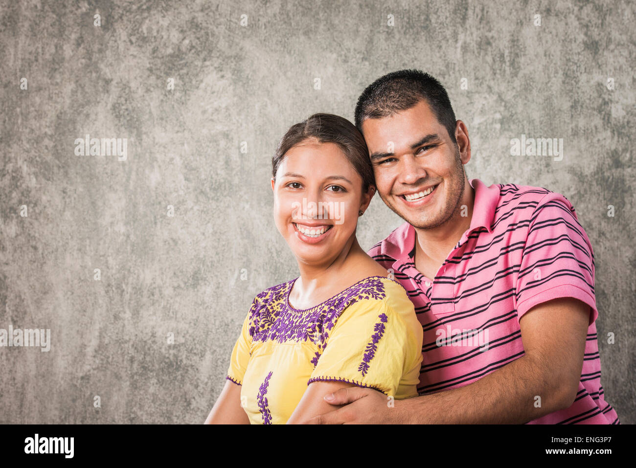 Lächelnd, Hispanic paar umarmt Stockfoto
