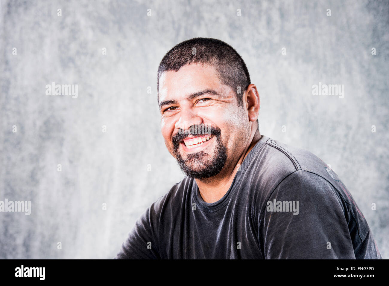 Close up Portrait of Hispanic Mann lächelnd Stockfoto
