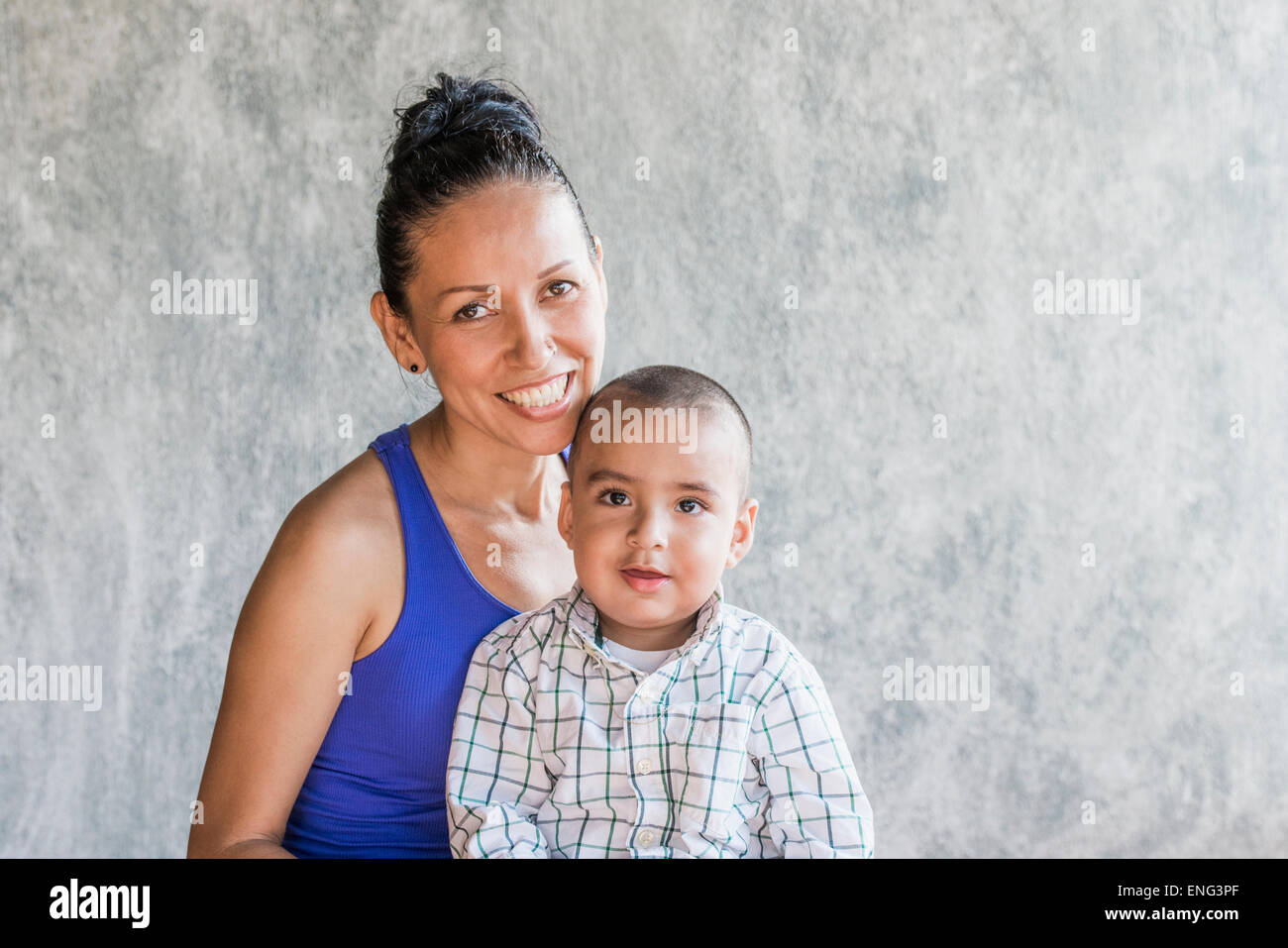 Lächelnde Hispanic-Mutter und Sohn Stockfoto