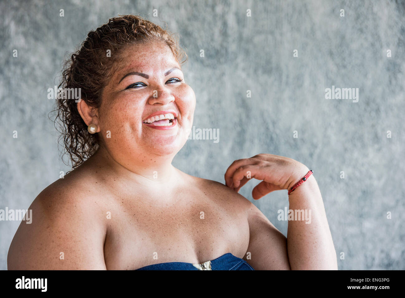 Close up Portrait of Hispanic Frau lachen Stockfoto