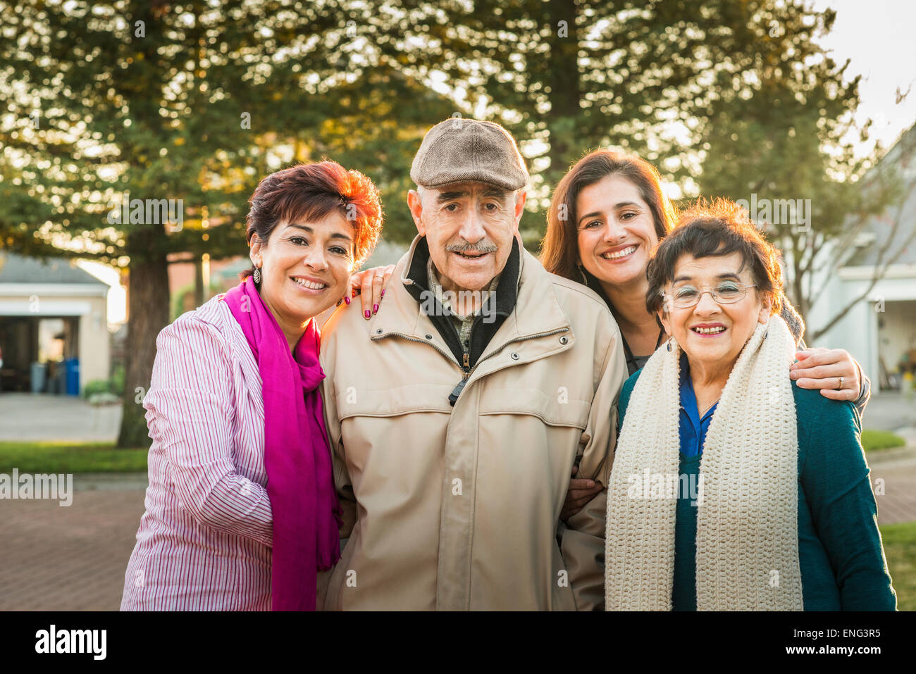 Hispanic-Mehrgenerationen Familie lächelnd im freien Stockfoto