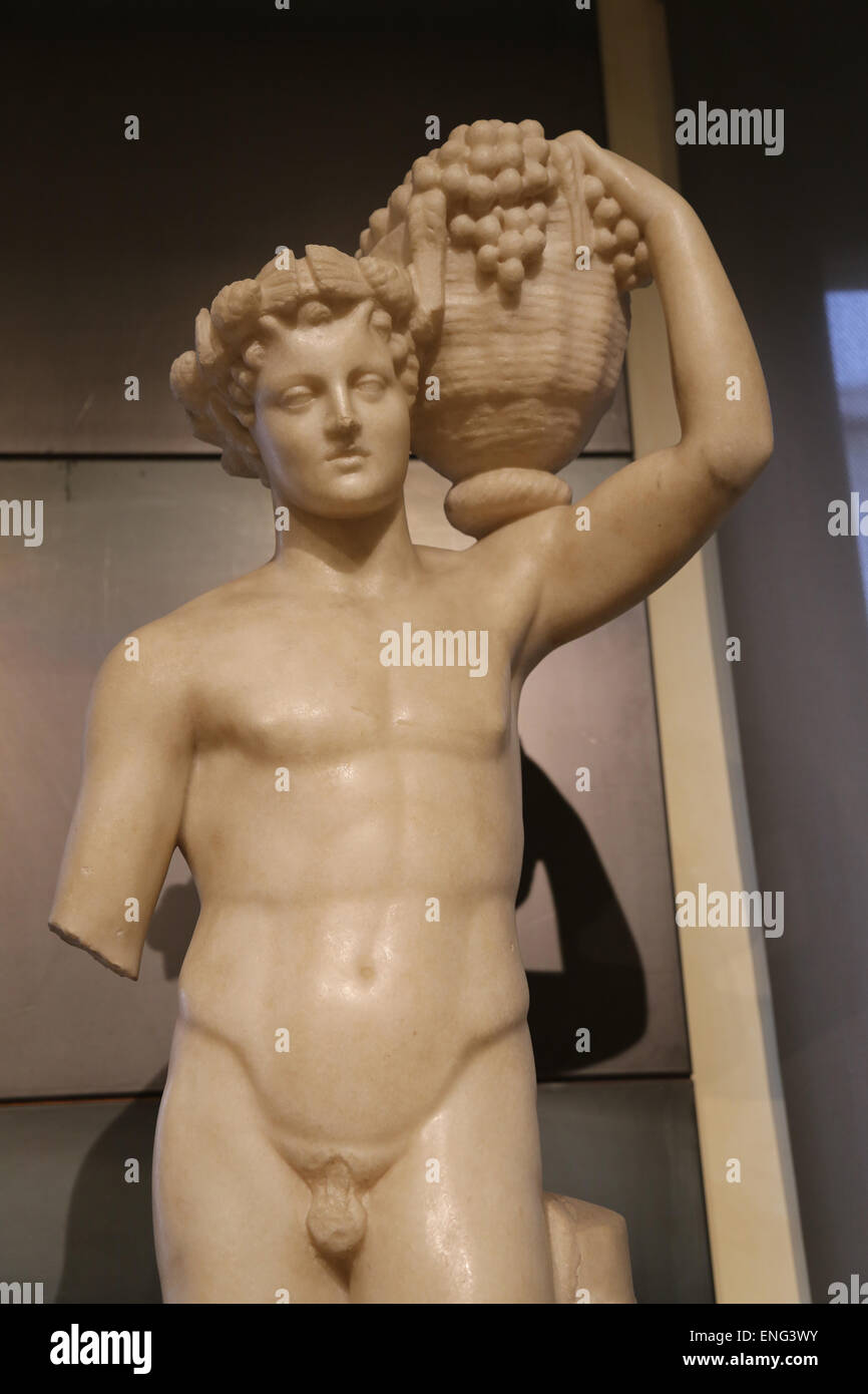 Statue eines Fauns hält einen Korb mit Trauben. Marmor. Von de Horti Lamiani. Rom. Kapitolinischen Museen. Rom. Italien. Stockfoto