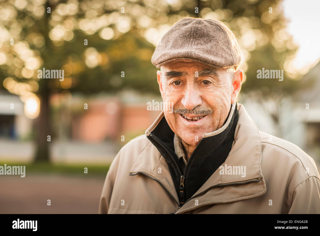 Älteren Hispanic Mann lächelnd im freien Stockfoto