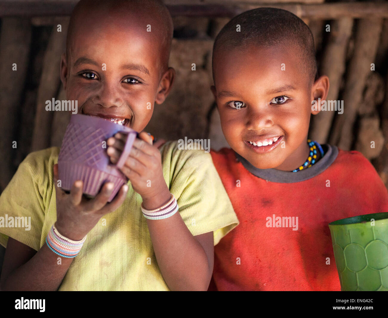 Schwarze jungen Trinkwasser in Kabine Stockfoto