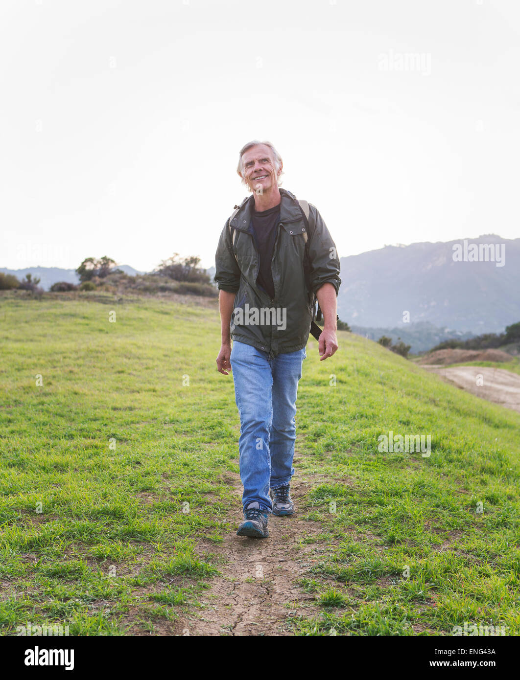 Ältere kaukasischen Mann zu Fuß auf Schmutz Weg Stockfoto