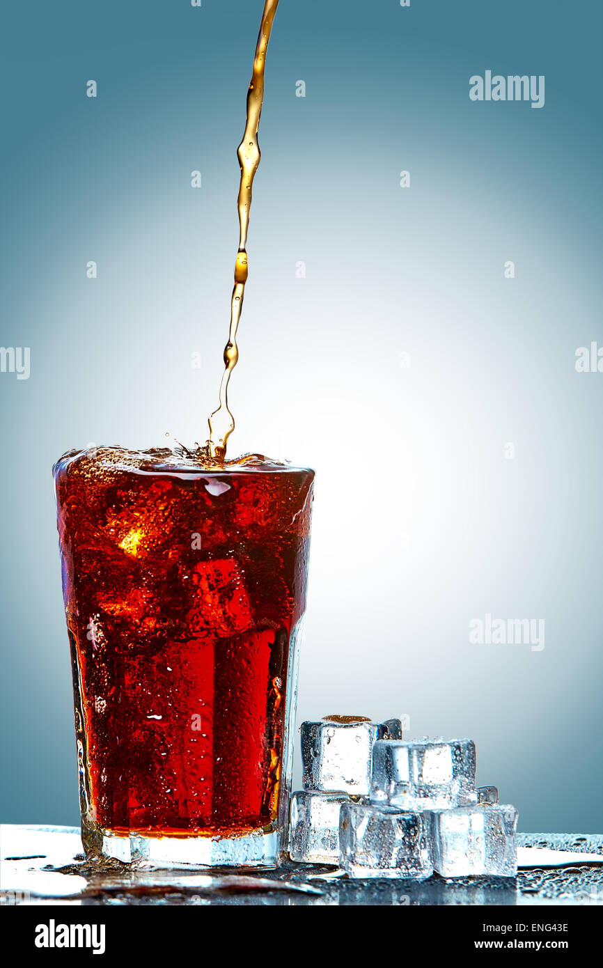 Cola in ein Glas gießen Stockfoto