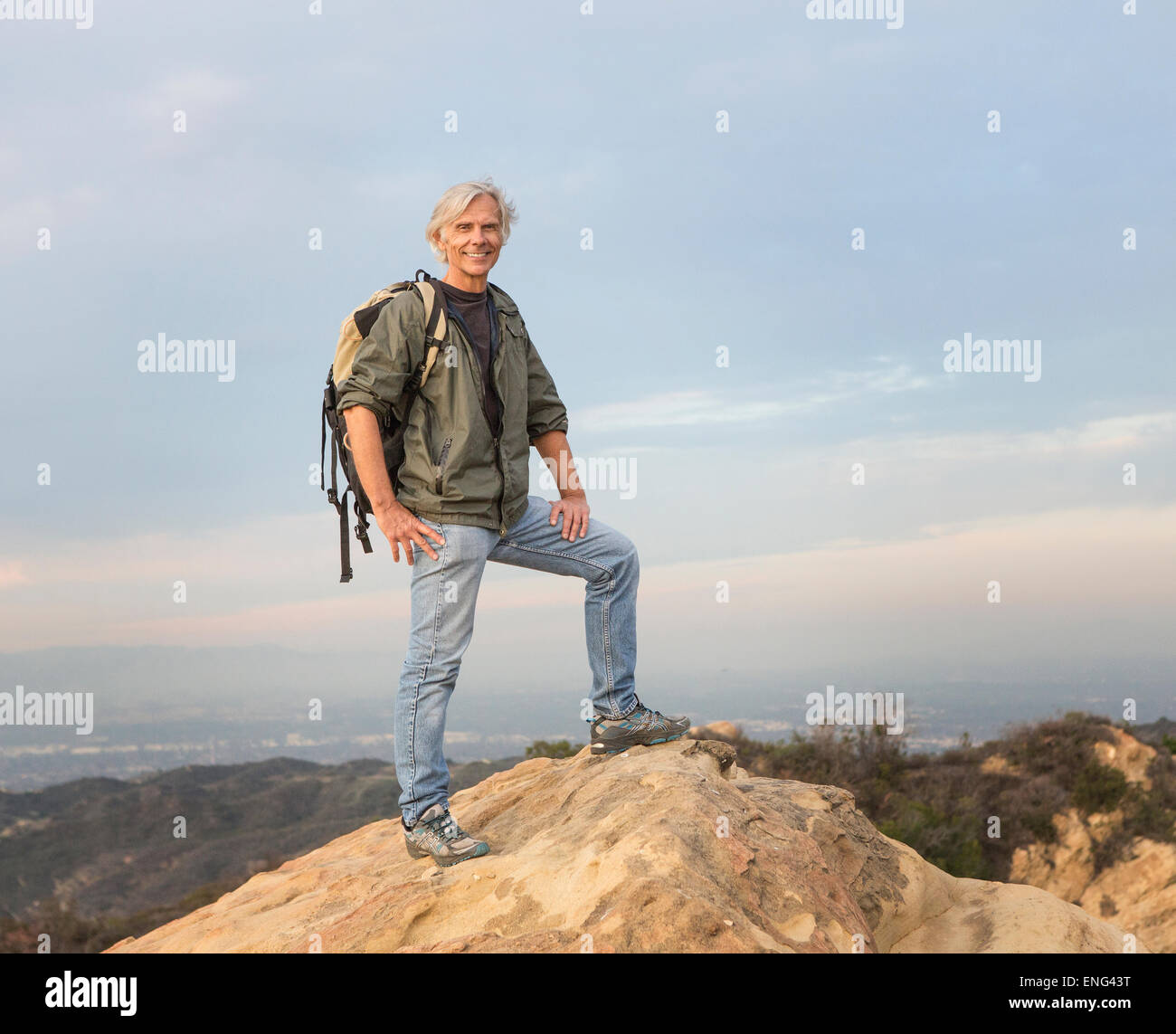 Ältere kaukasischen Mann auf felsigen Hügel Stockfoto