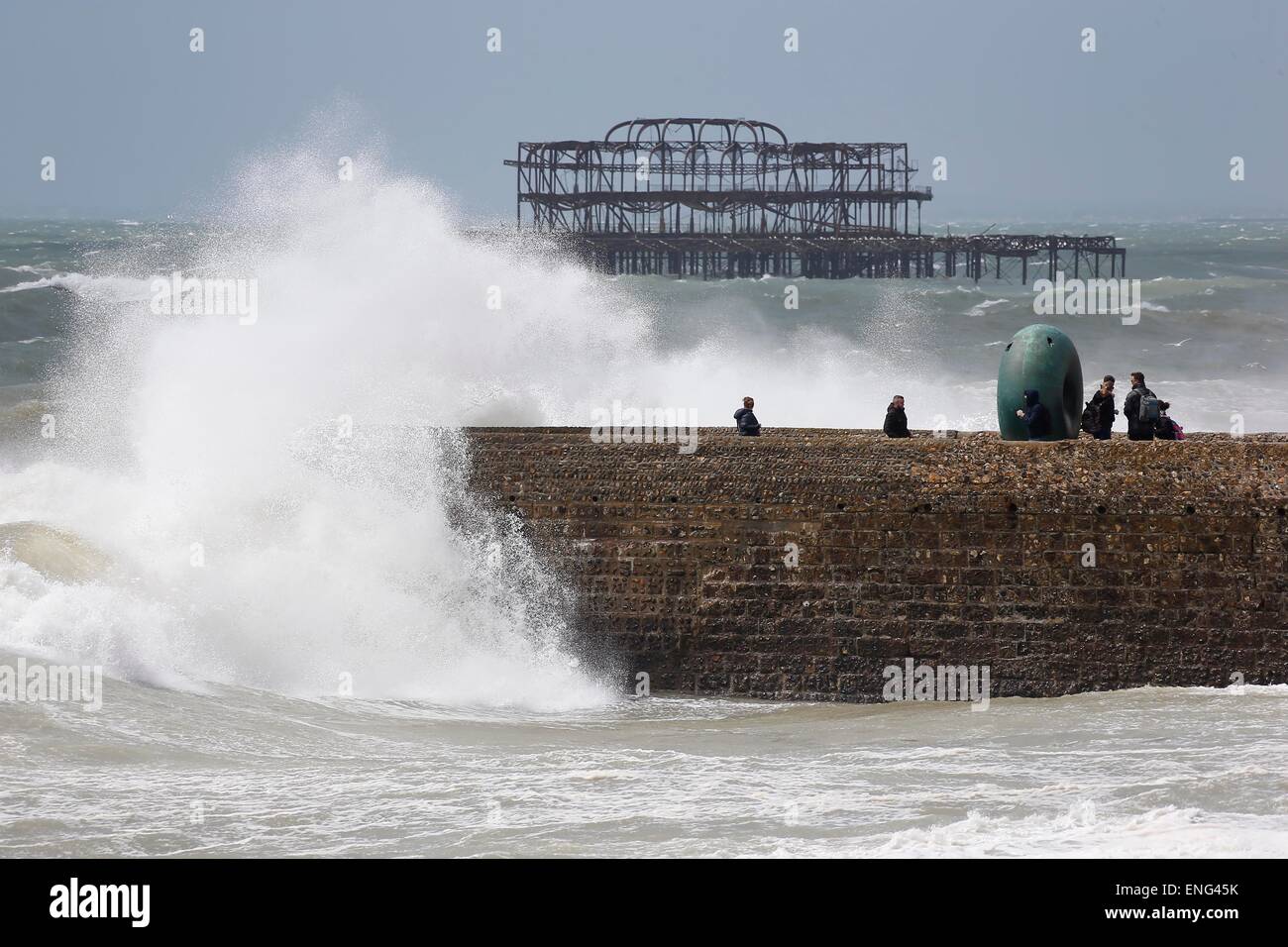 Wellen über ein Meer-Leiste auf Brighton Beach. Bild von James Boardman Stockfoto